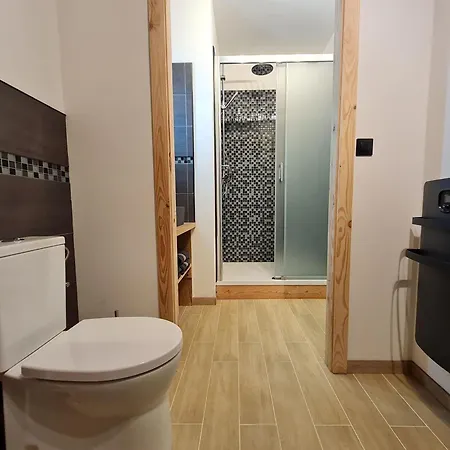Charmante Avec Salle D'eau Privative Et Espace Salon - Fr-1-584-325 *